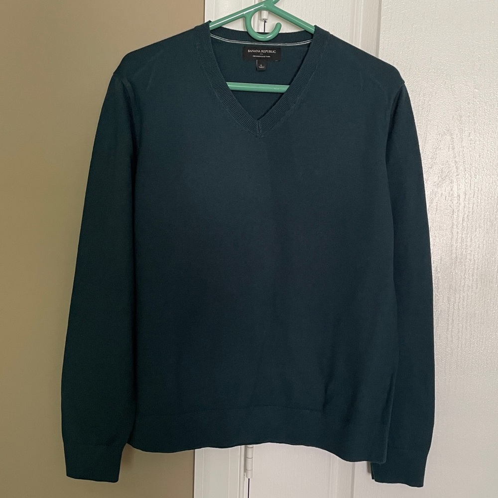 Banana Republic Men’s Premium Luxe Yarn V-Neck Sweater. Size Large.